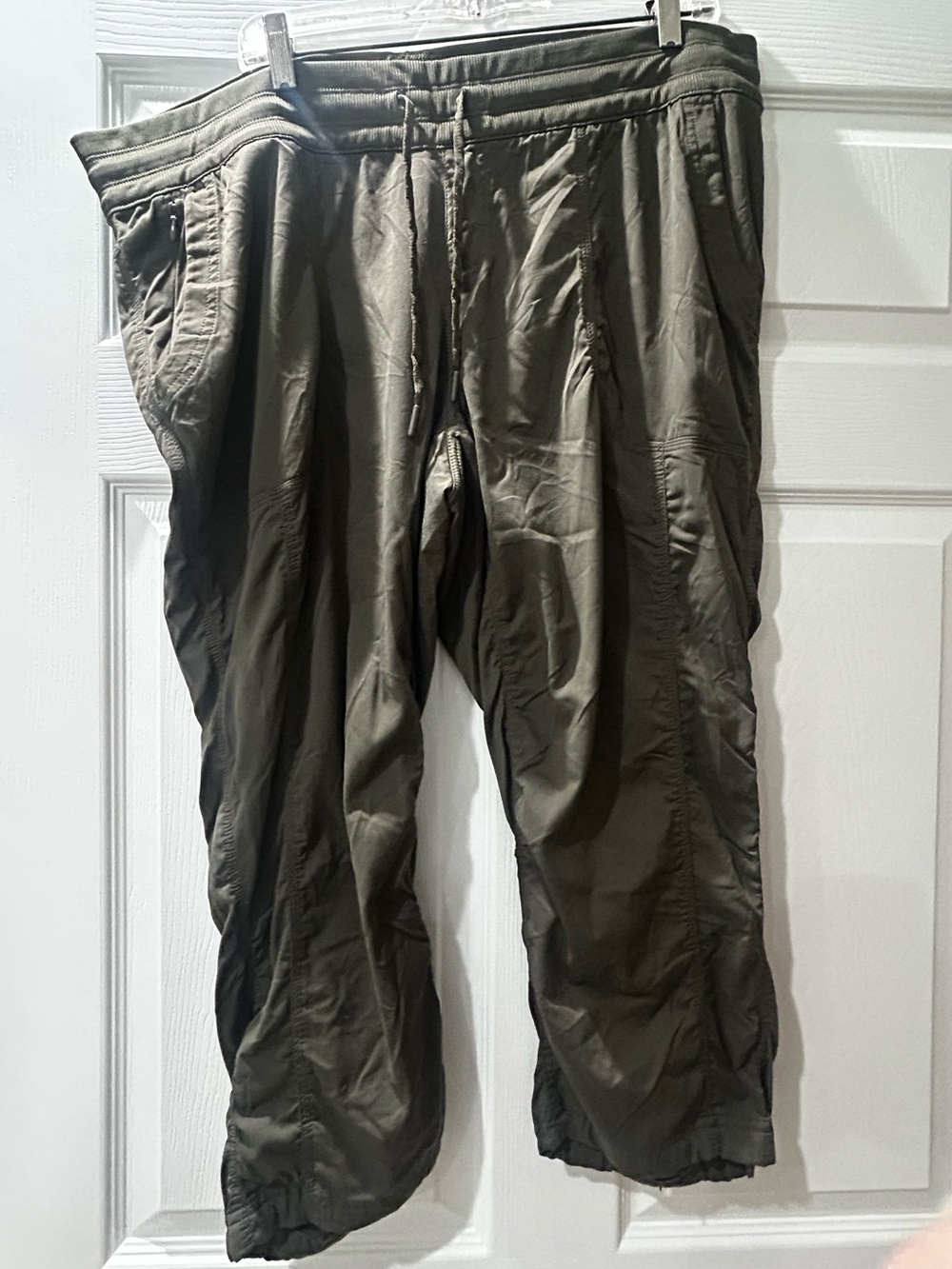 The North Face Women’s Aphrodite 2.0 capris in Olive Green. 
Size XXL